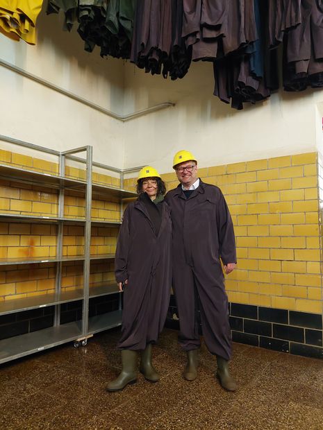 Katja Stopka und Michael Farrenkopf in Arbeitskleidung bei der Besichtigung der Grube.